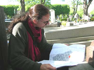 David studying the map of Pere Lachaise