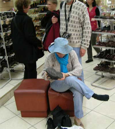 Muriel shops for shoes