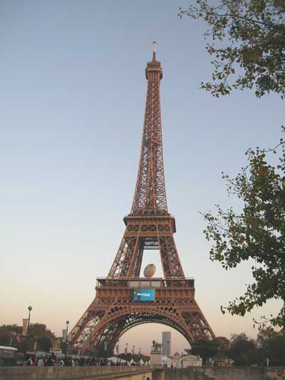 Le Tour Eiffel sports a rugby ball