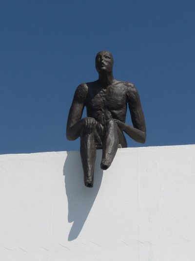 Statue in Fira