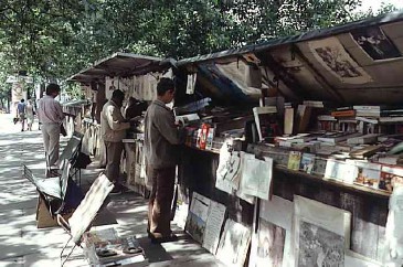 Les bouquinistes along the Seine