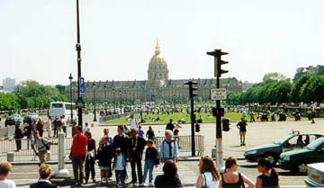 The crowds enjoying a gorgeous Spring Sunday on Boulevard Des Invalides